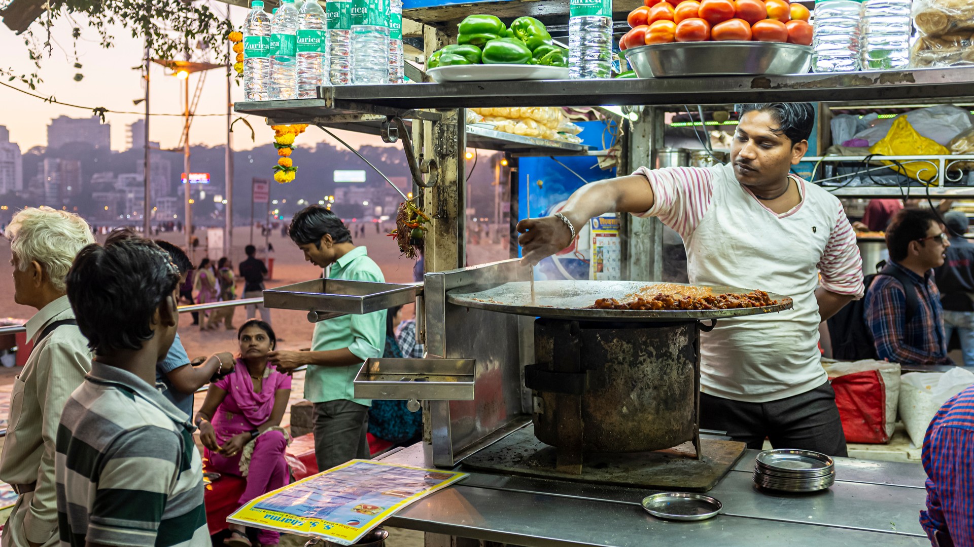 Приготовление еды в киоске на пляже Чоупатти в южной части Мумбаи.