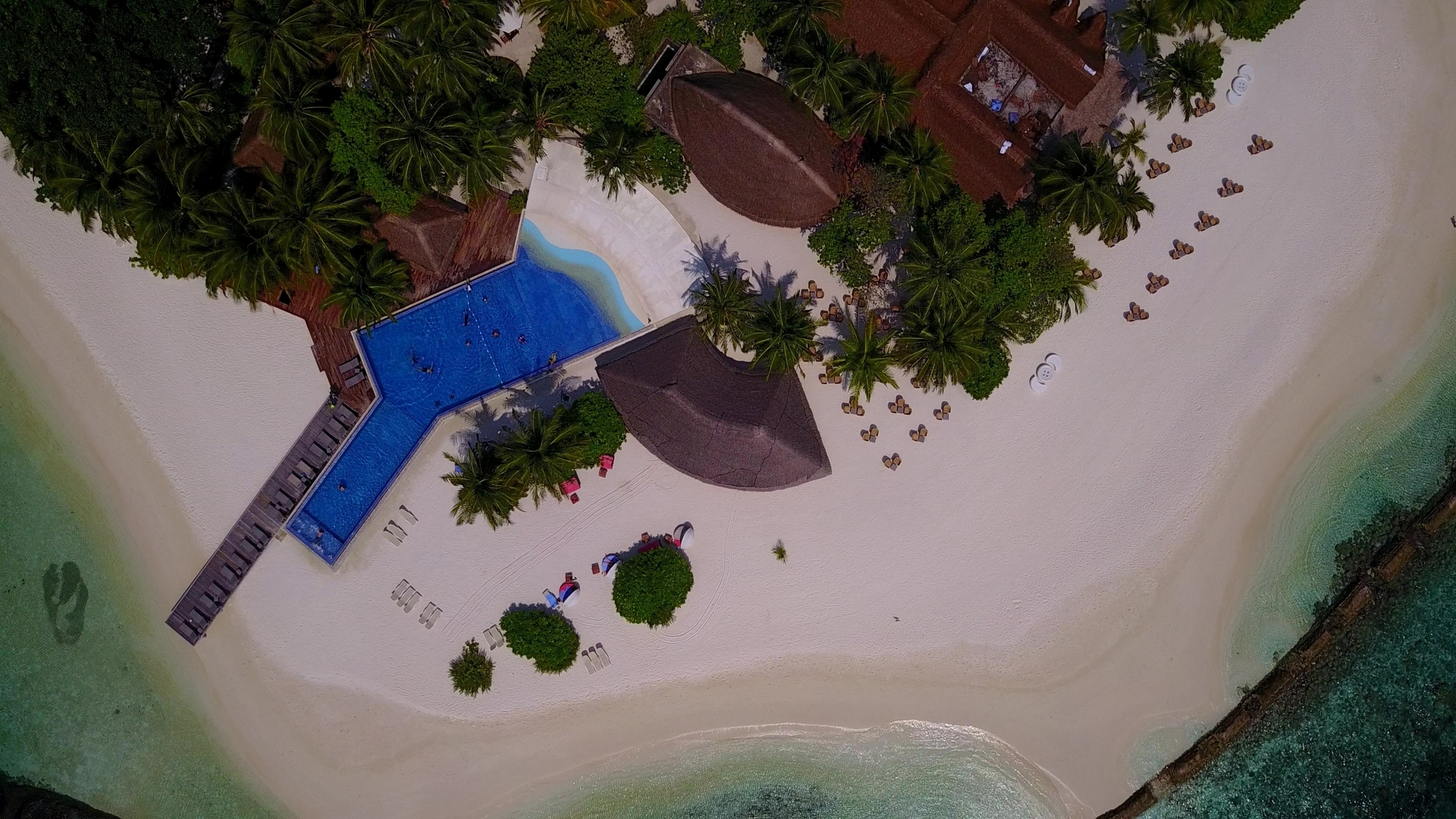 Пляж и курорт острова Курамати на Мальдивах.