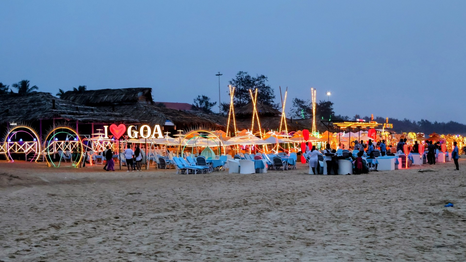 Ночные огни освещают пляж Бага.