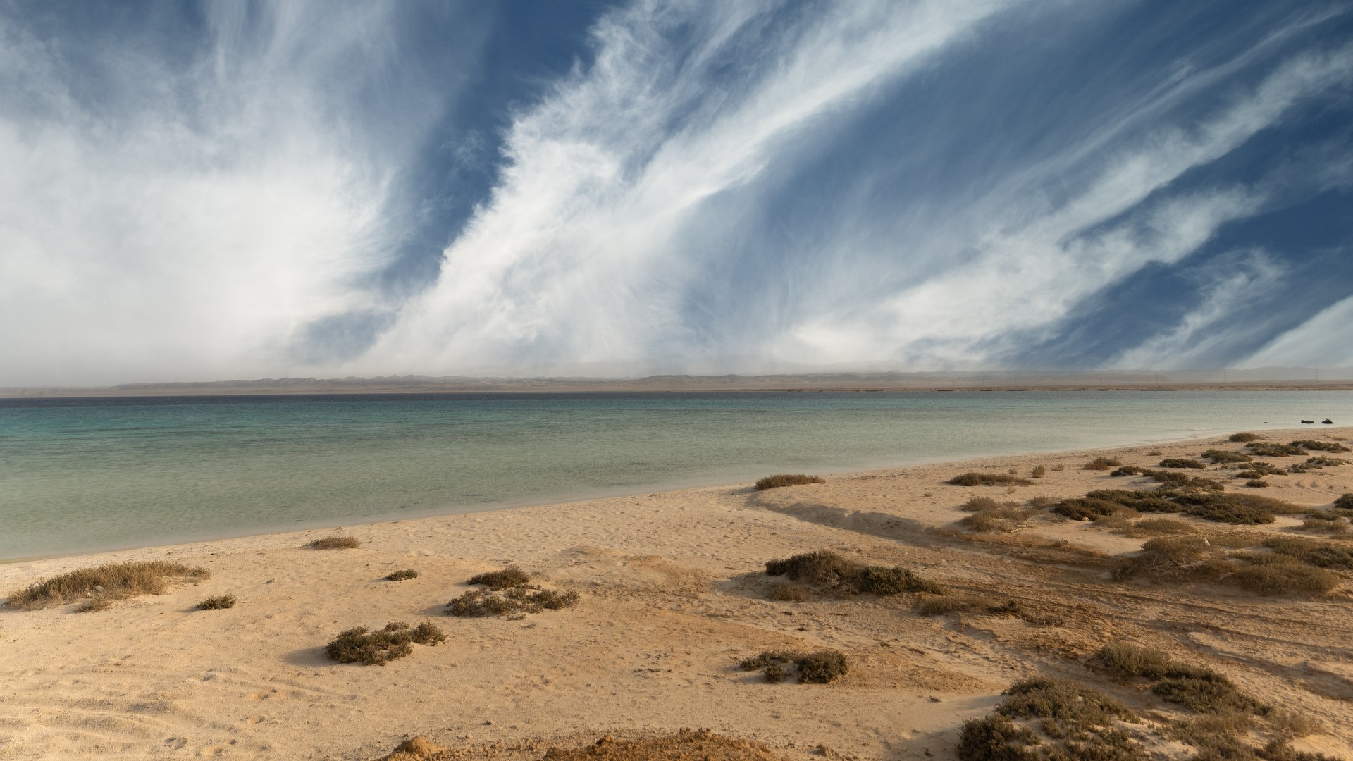 Тихий пляж Шарм-эль-Лули недалеко от Марса-Алама.