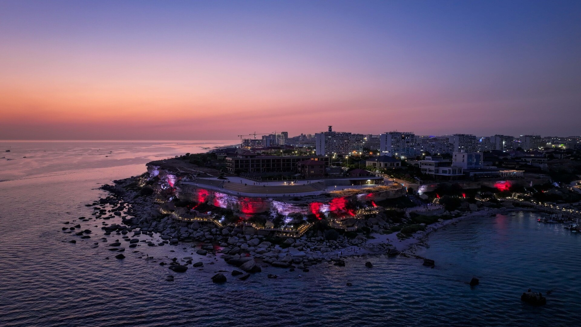 Побережье Каспийского моря в Актау на закате.