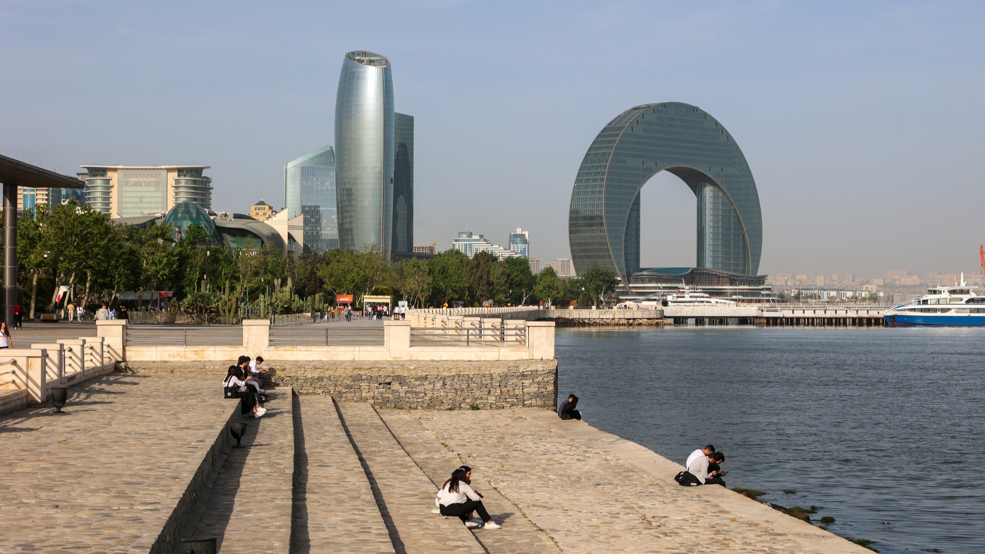 Люди гуляют по Приморскому бульвару в Баку.