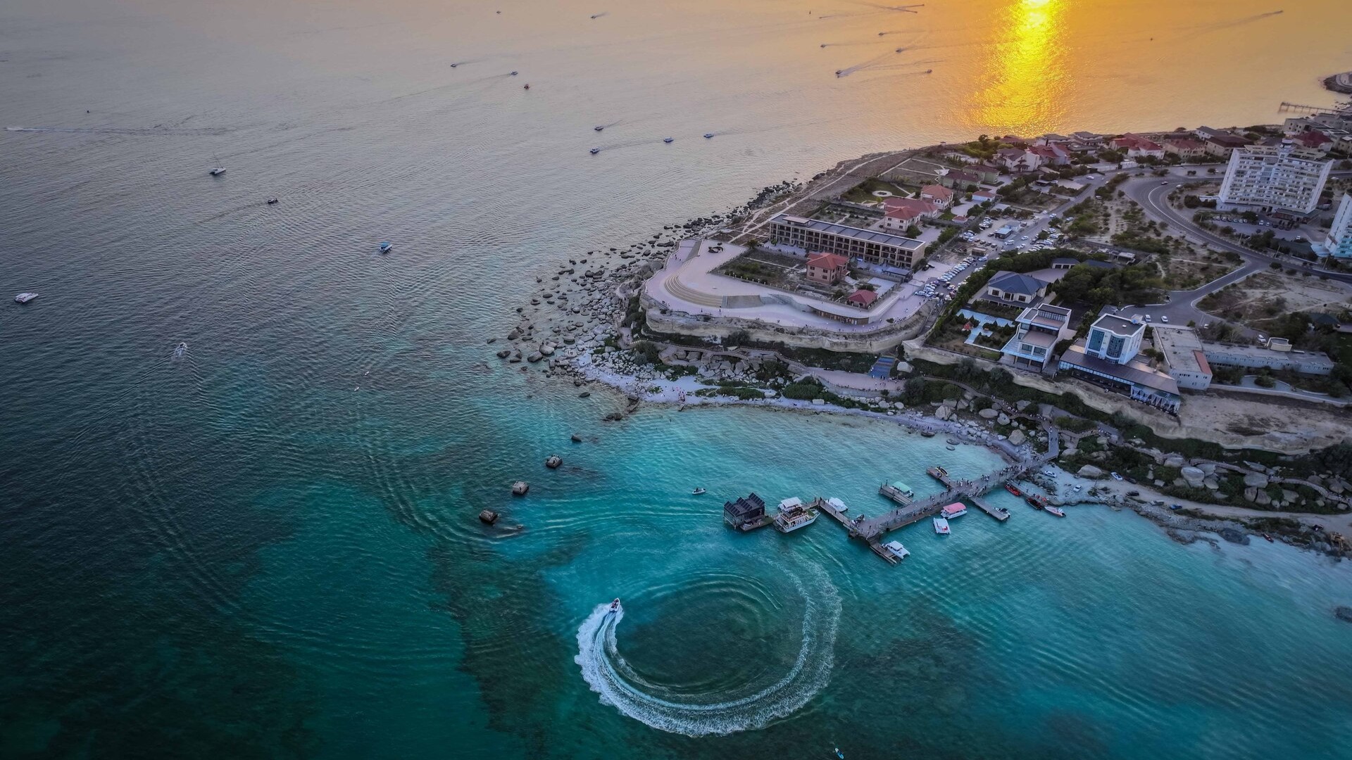 Пейзаж побережья Каспийского моря в Актау.