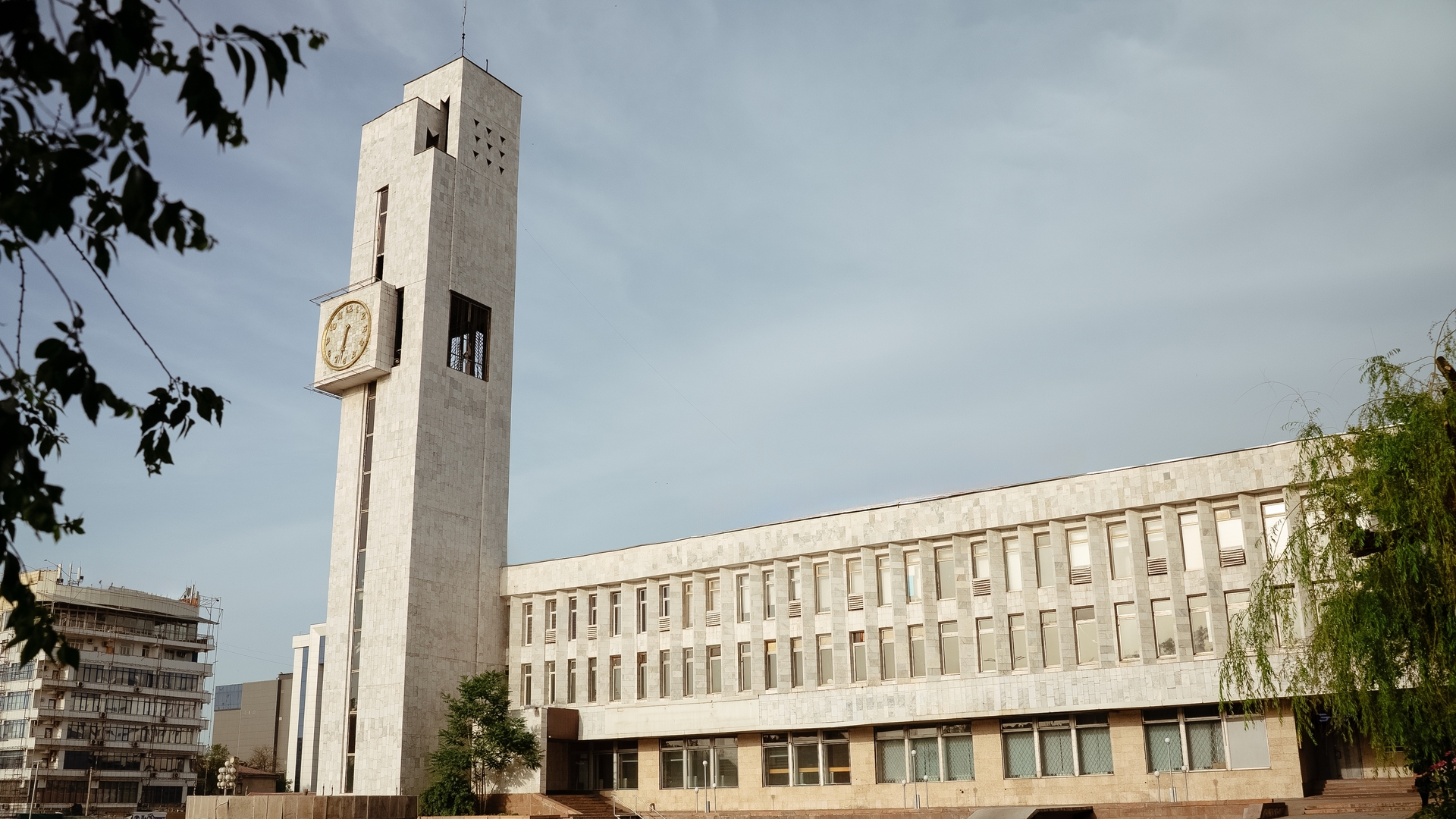 Центральная часовая башня в Бишкеке.