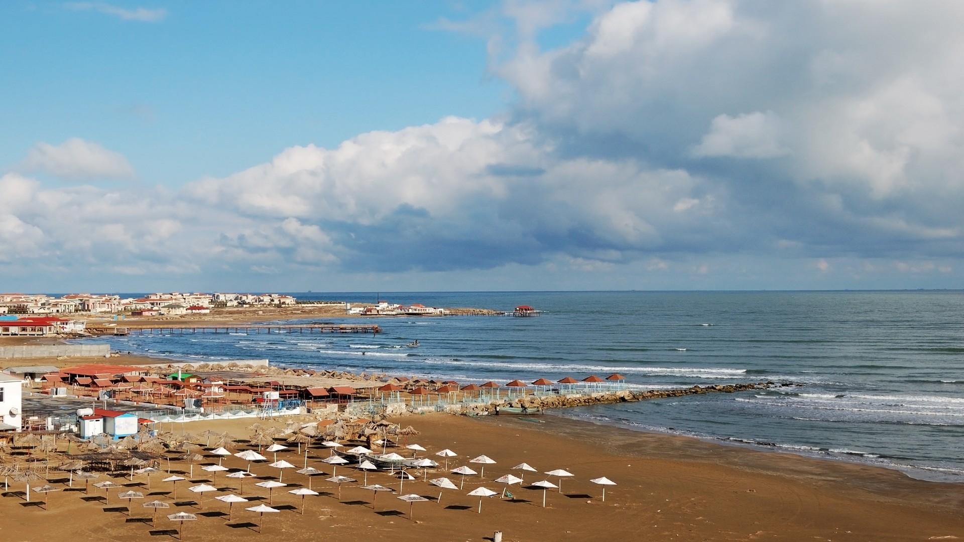 Пляж Каспийского моря в поселке Бильгя под Баку.