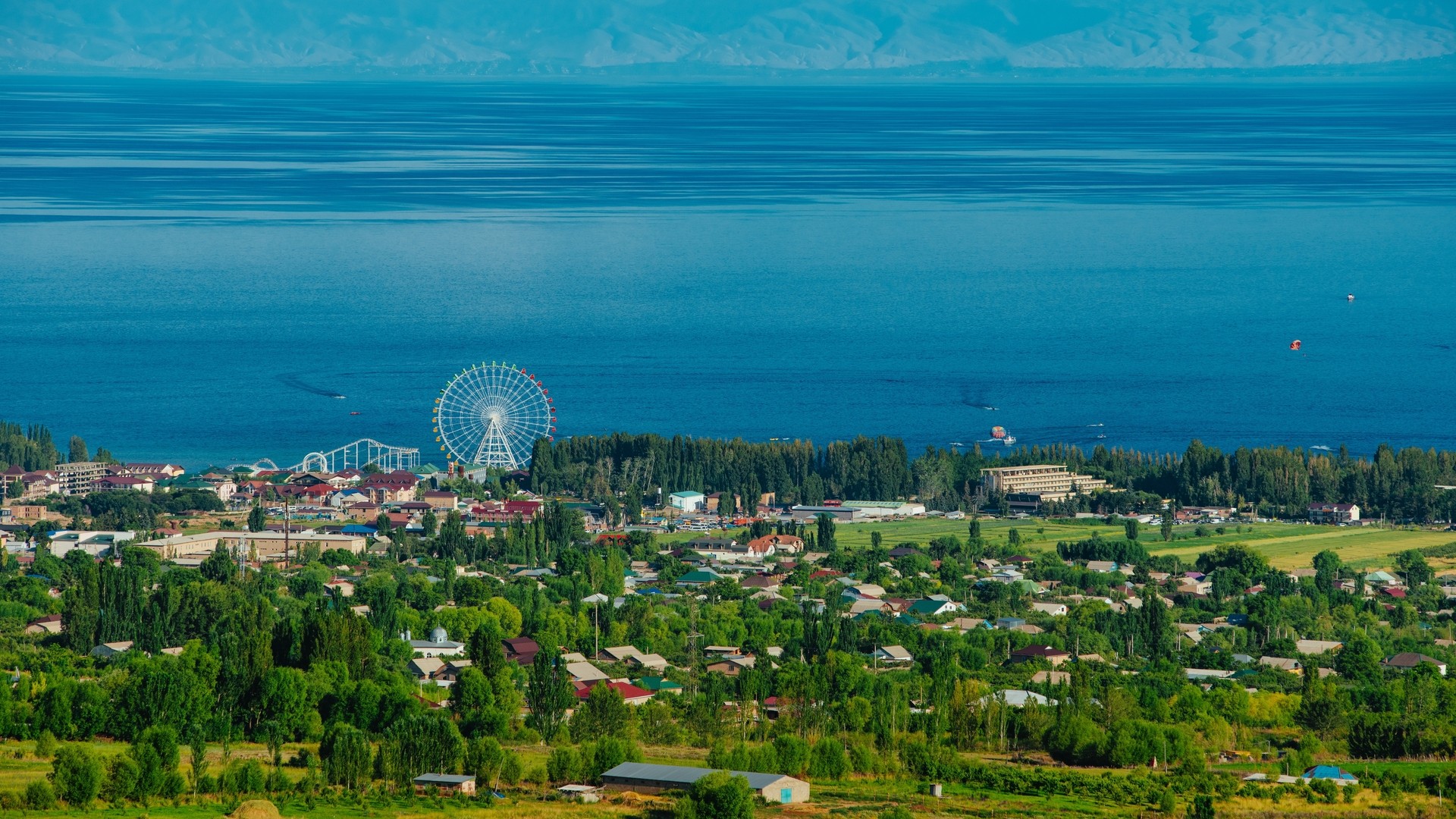 Живописный вид на Бостери на берегу озера Иссык-Куль.