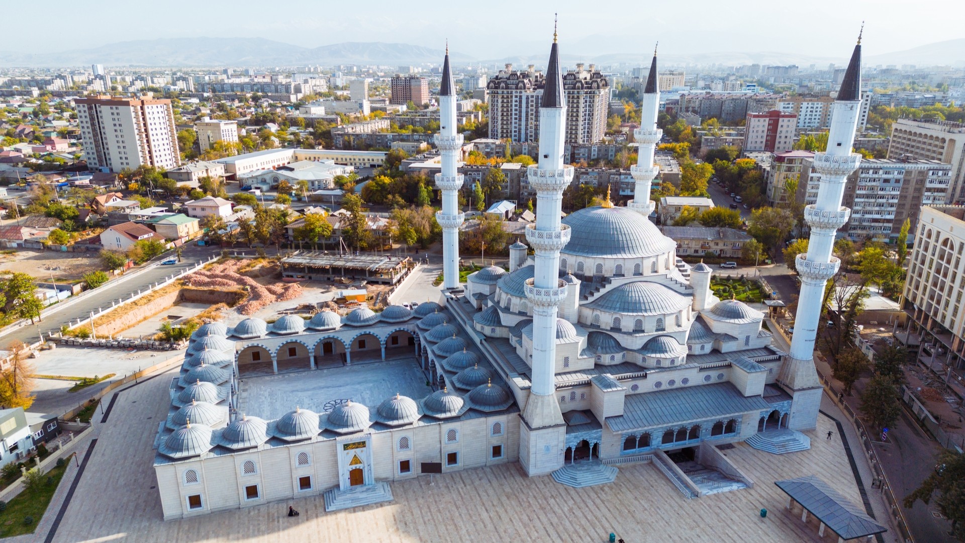 Центральная мечеть Бишкека, Кыргызстан.
