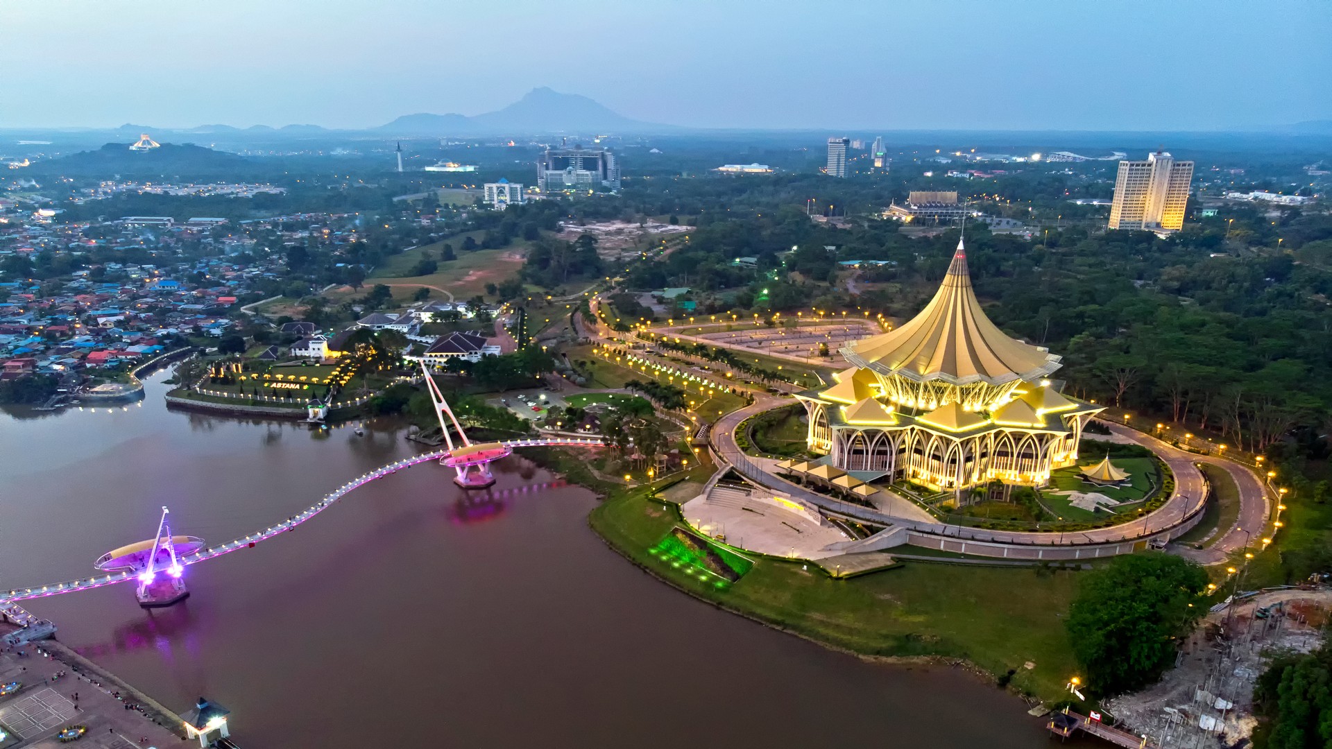 Вид с воздуха на город Кучинг, штат Саравак.