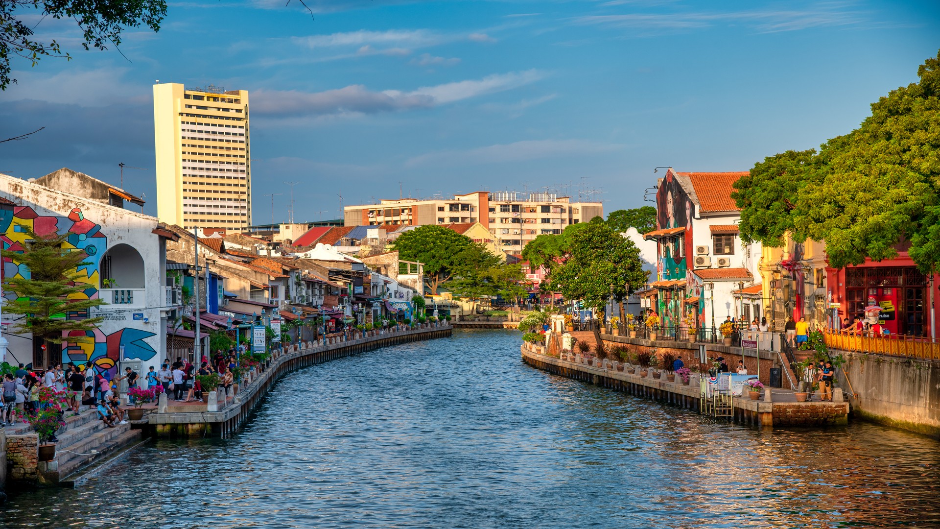 Туристы на набережной реки Малакка в солнечный день.