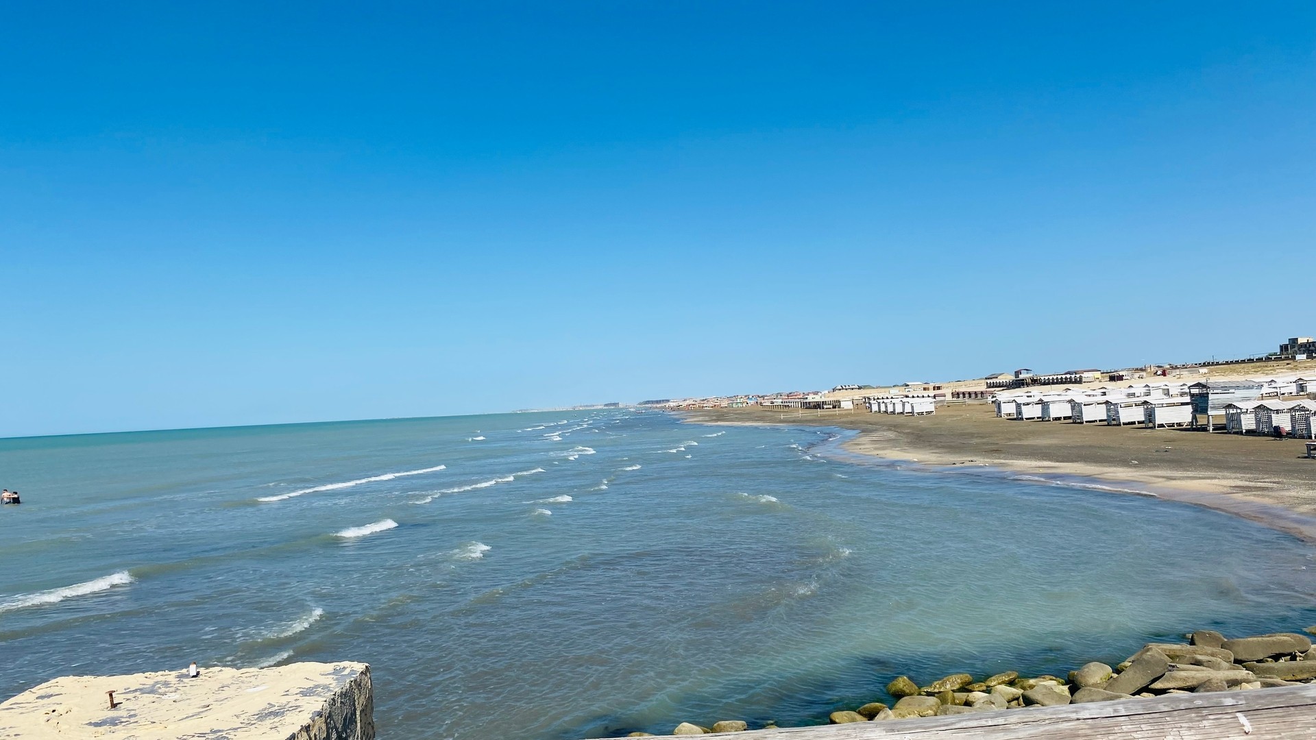 Пляж поселка Пиршаги, Азербайджан.