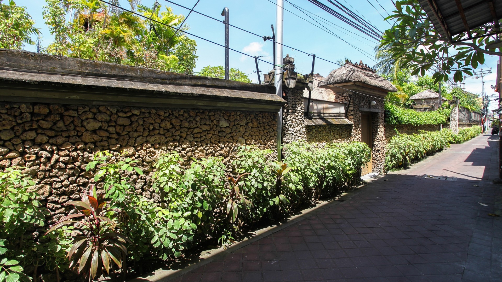Главный вход в коттеджи Poppies Bali, Индонезия.