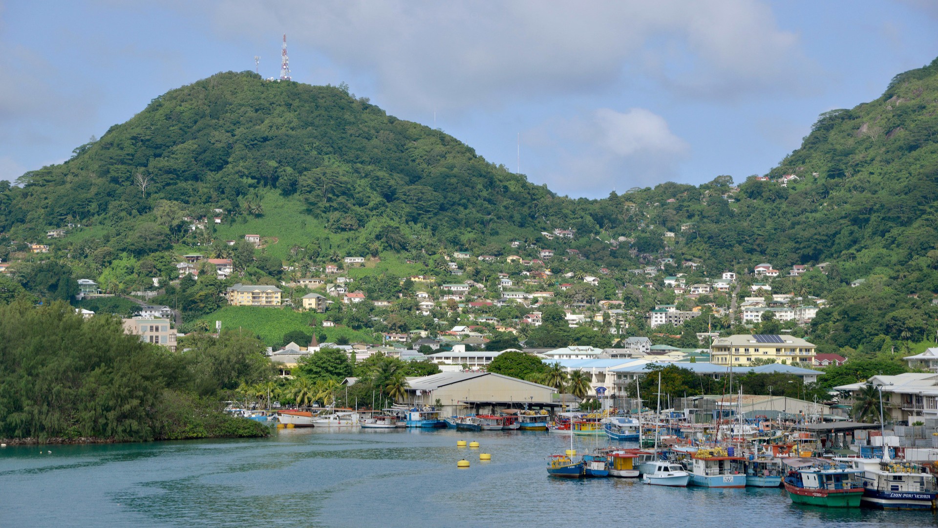 Вид на Викторию, столицу Сейшельских островов, на острове Маэ.