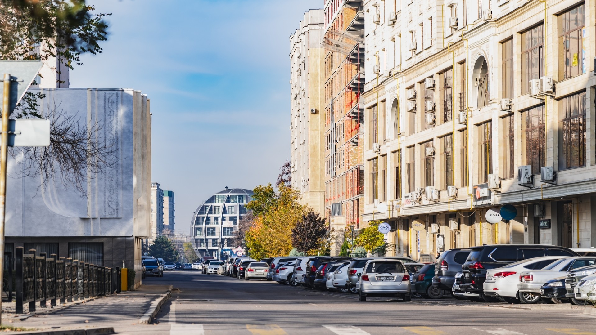 Современные улицы и архитектура Бишкека.