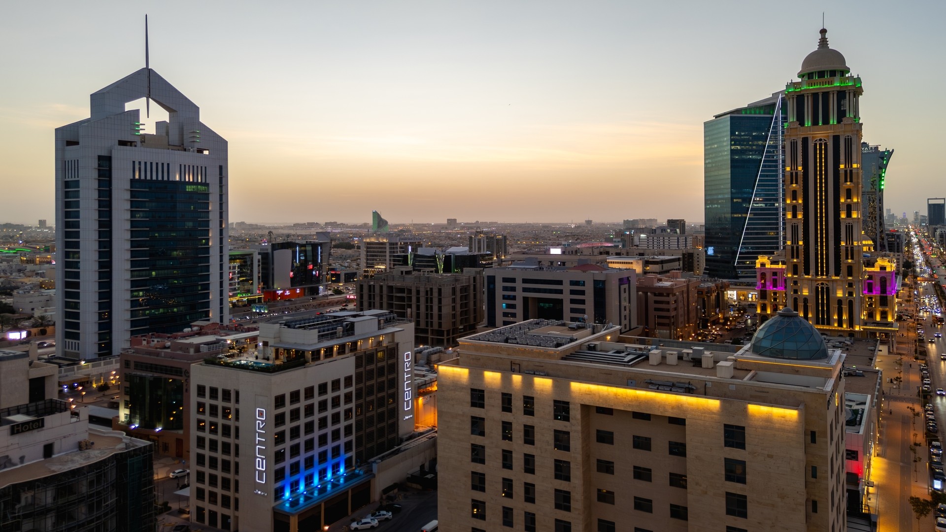 Городской пейзаж Эр-Рияда с отелем Centro Waha by Rotana.