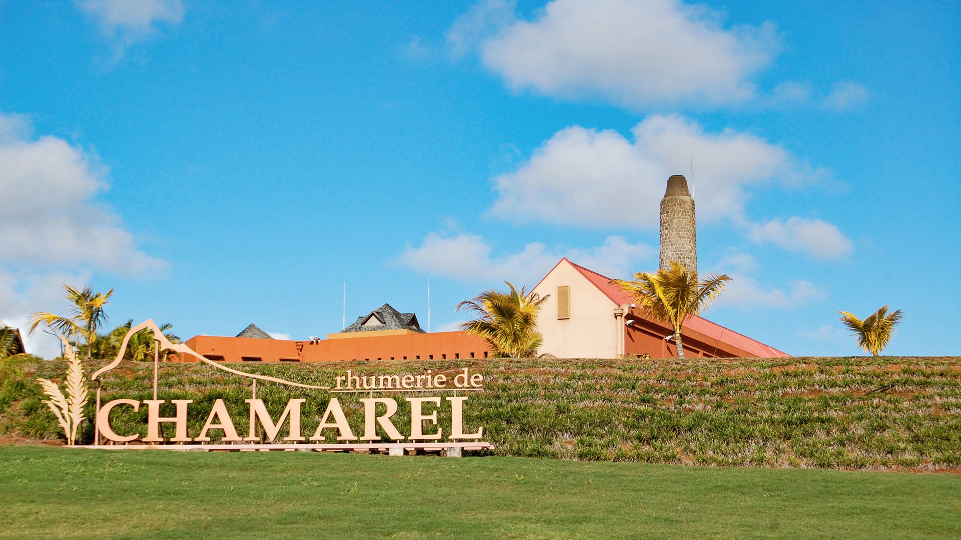 Завод Rhumerie de Chamarel в деревне Шамарель, Маврикий.