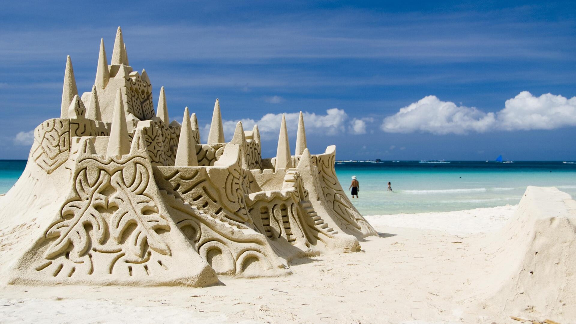 Песочный замок на White beach, Боракай.