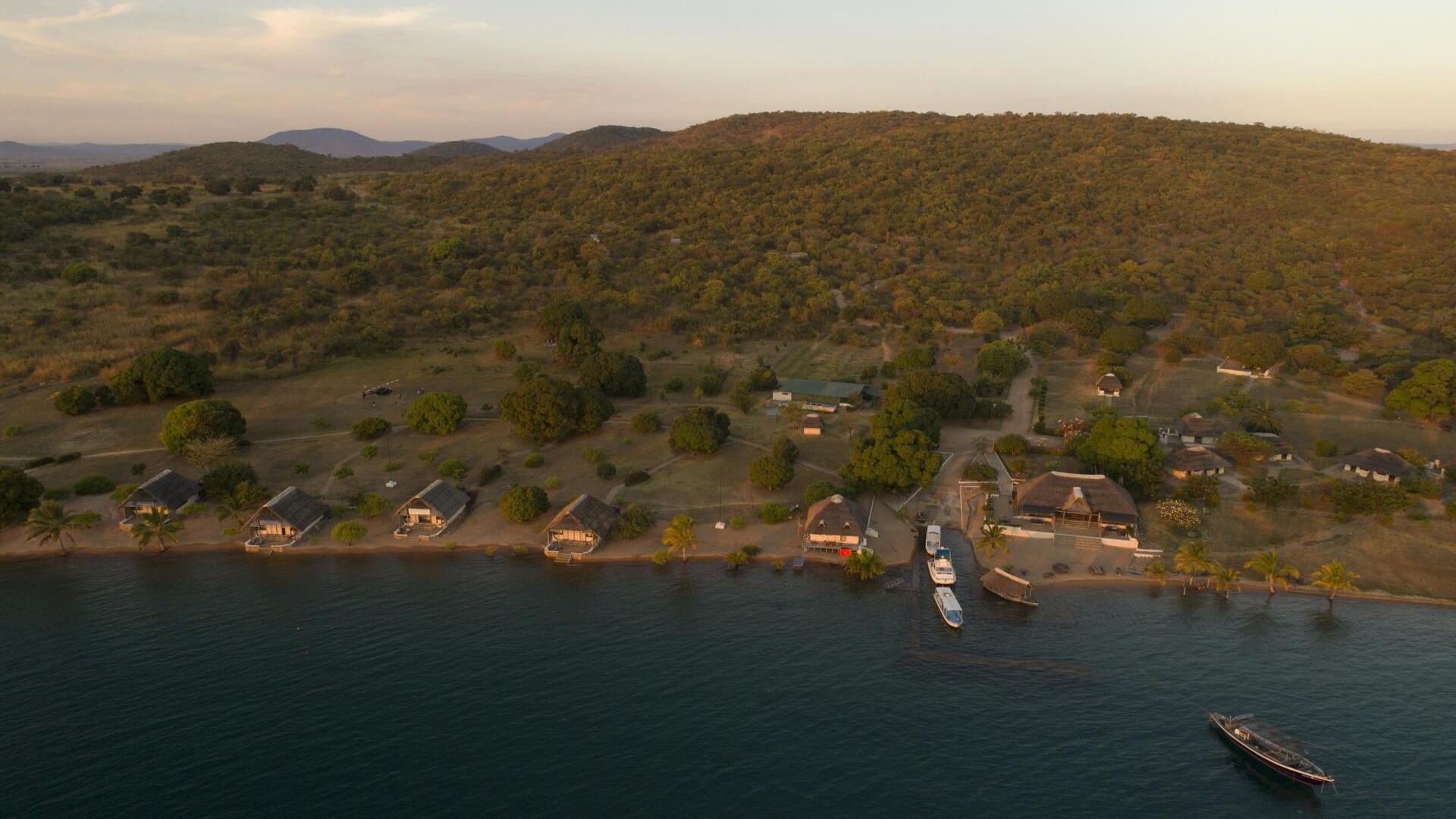 Отель Lakeshore Lodge на озере Танганьика в Танзании.