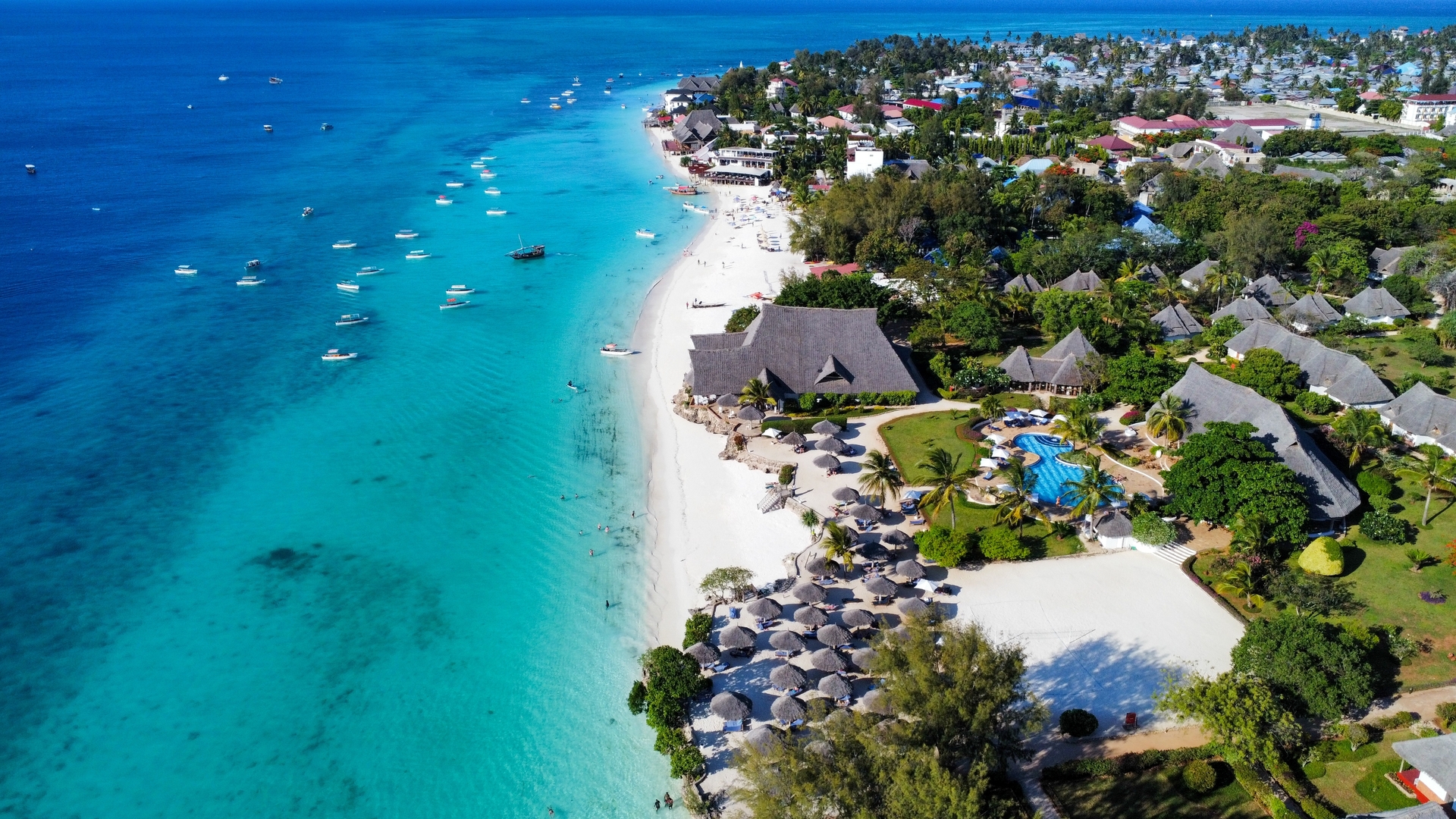 Прекрасный пляж Нунгви у отеля Sandies Baobab Beach.