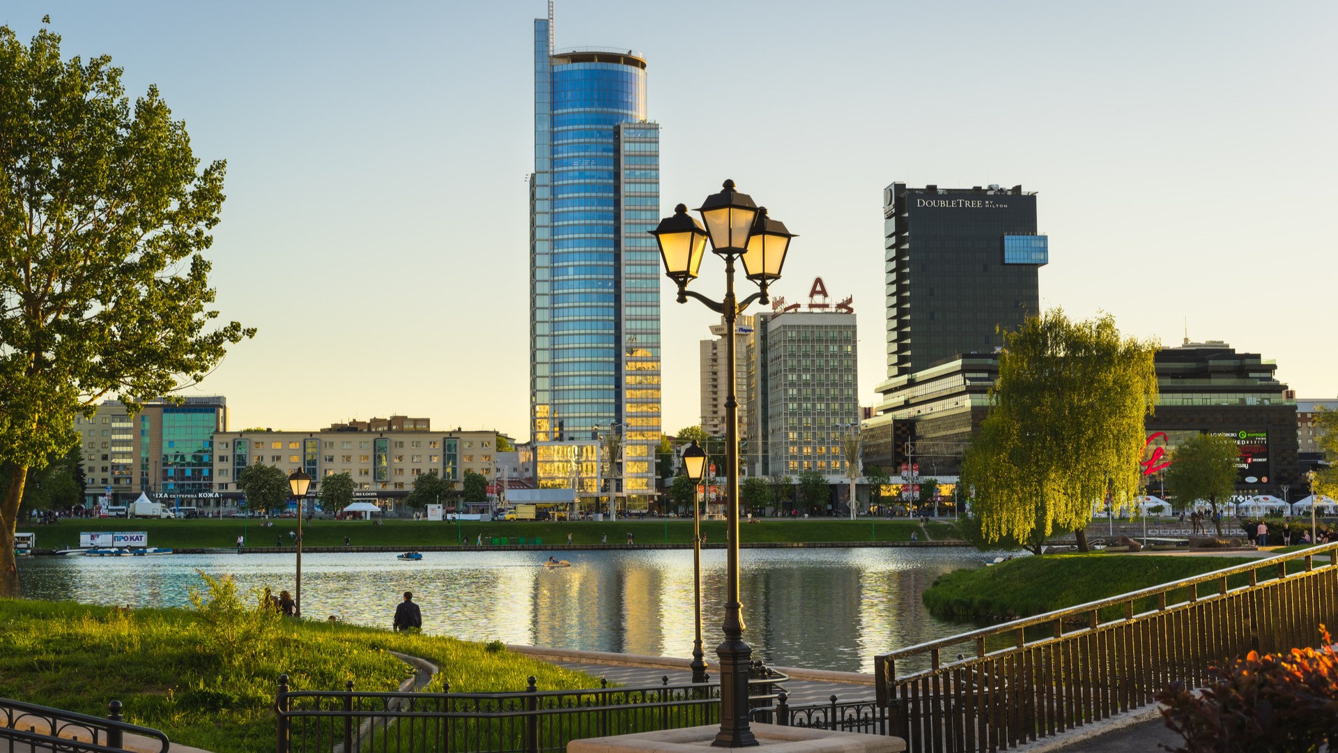 Комплекс Royal Plaza, отель DoubleTree by Hilton и торговый центр Galleria Minsk на набережной реки Свислочь.