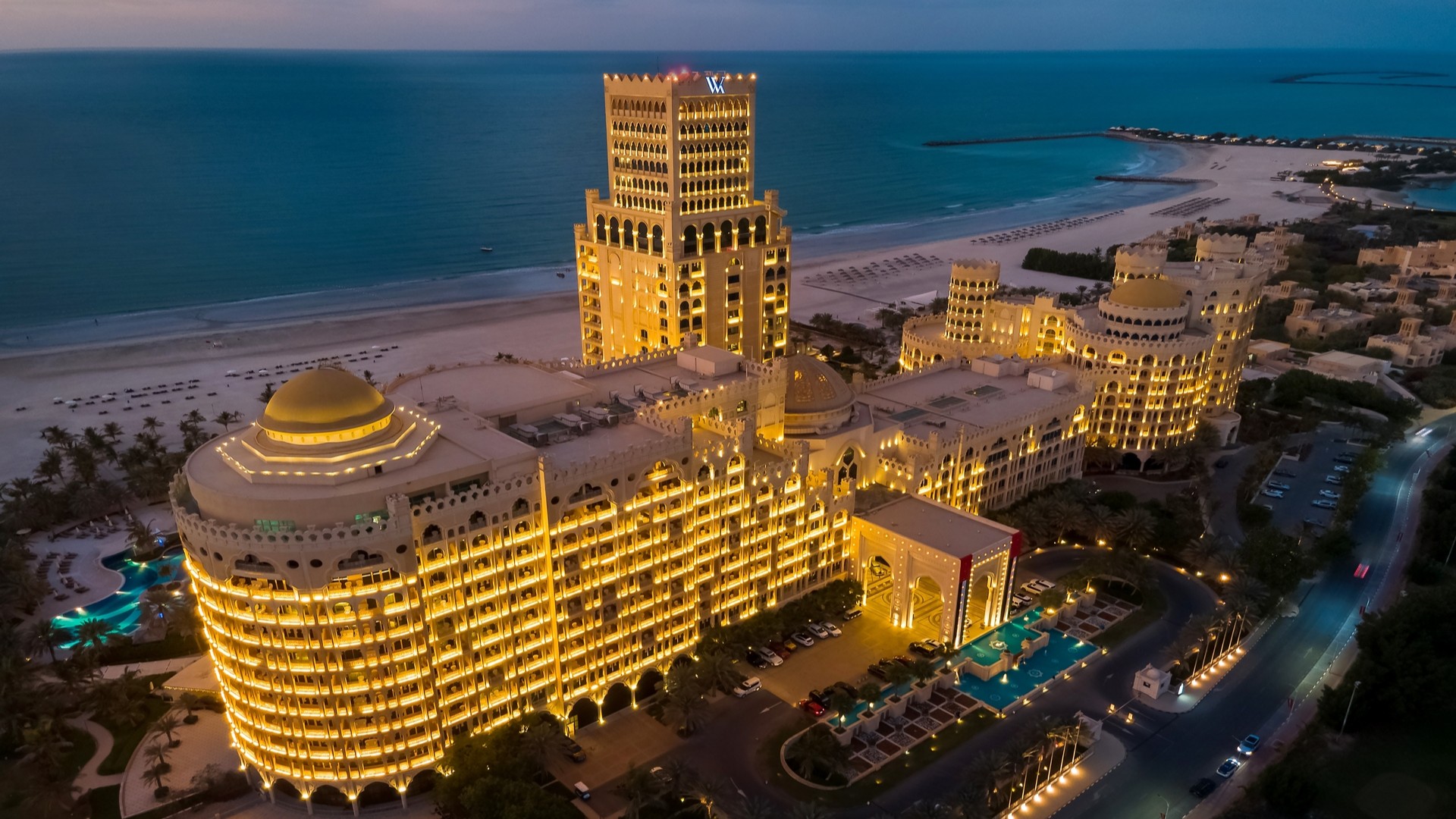 Отель Waldorf Astoria и пляж на его территории, Рас-эль-Хайма.